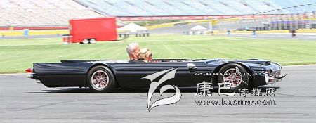 世界上最“扁”的汽車 躺著開！