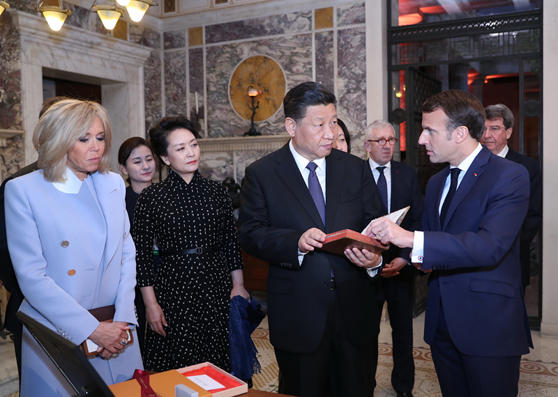 2019年3月24日，習(xí)近平在法國(guó)尼斯會(huì)見(jiàn)法國(guó)總統(tǒng)馬克龍。會(huì)見(jiàn)前，馬克龍向習(xí)近平贈(zèng)送1688年法國(guó)出版的首部《論語(yǔ)導(dǎo)讀》法文版原著。