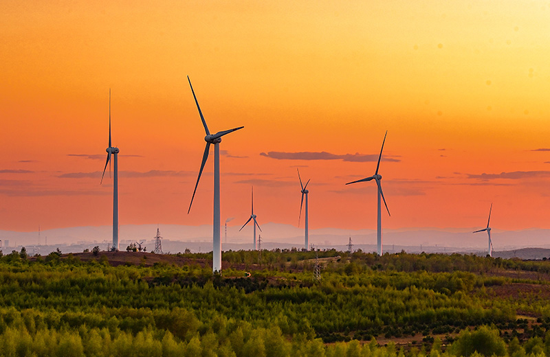 2023年5月23日清晨拍攝的內(nèi)蒙古興安盟烏蘭浩特市呼和馬場(chǎng)風(fēng)力光伏發(fā)電場(chǎng)內(nèi)的風(fēng)機(jī)。