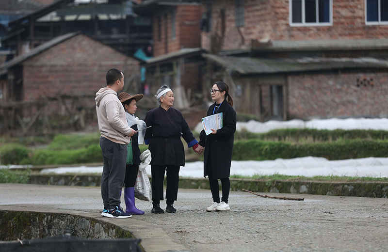 2022年3月24日，在廣西柳州市三江侗族自治縣良口鄉(xiāng)南寨村，紀(jì)檢監(jiān)察干部（右一、左一）在了解惠農(nóng)政策落實(shí)情況。