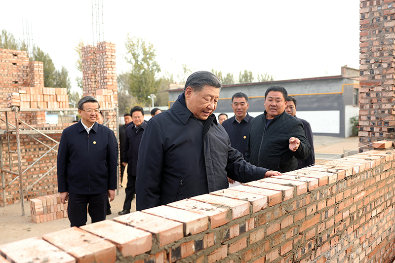 2023年11月10日，習(xí)近平總書記在河北保定涿州市刁窩鎮(zhèn)萬全莊村房屋重建施工現(xiàn)場考察。