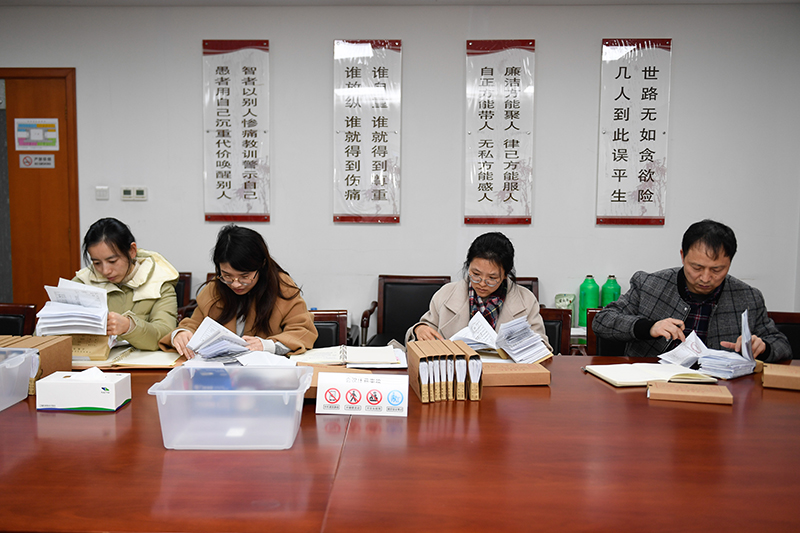 2020年1月8日，浙江寧波市北侖區(qū)紀(jì)委工作人員在檢查北侖區(qū)大數(shù)據(jù)發(fā)展管理中心2019年的公款消費(fèi)票據(jù)，查找是否存在違規(guī)問題。