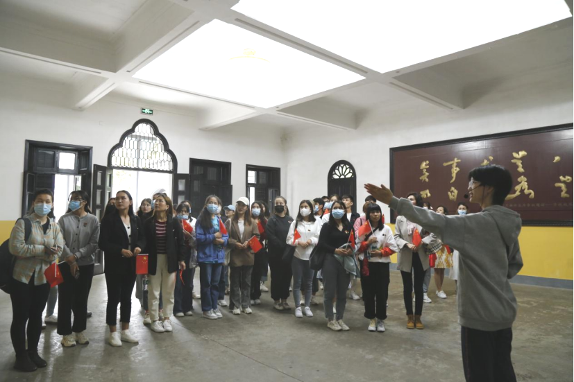 2021年5月20日，在喜迎中國共產(chǎn)黨建黨100周年之際，我校開展了少數(shù)民族學生“學黨史、感恩黨、跟黨走”紅色研學活動。