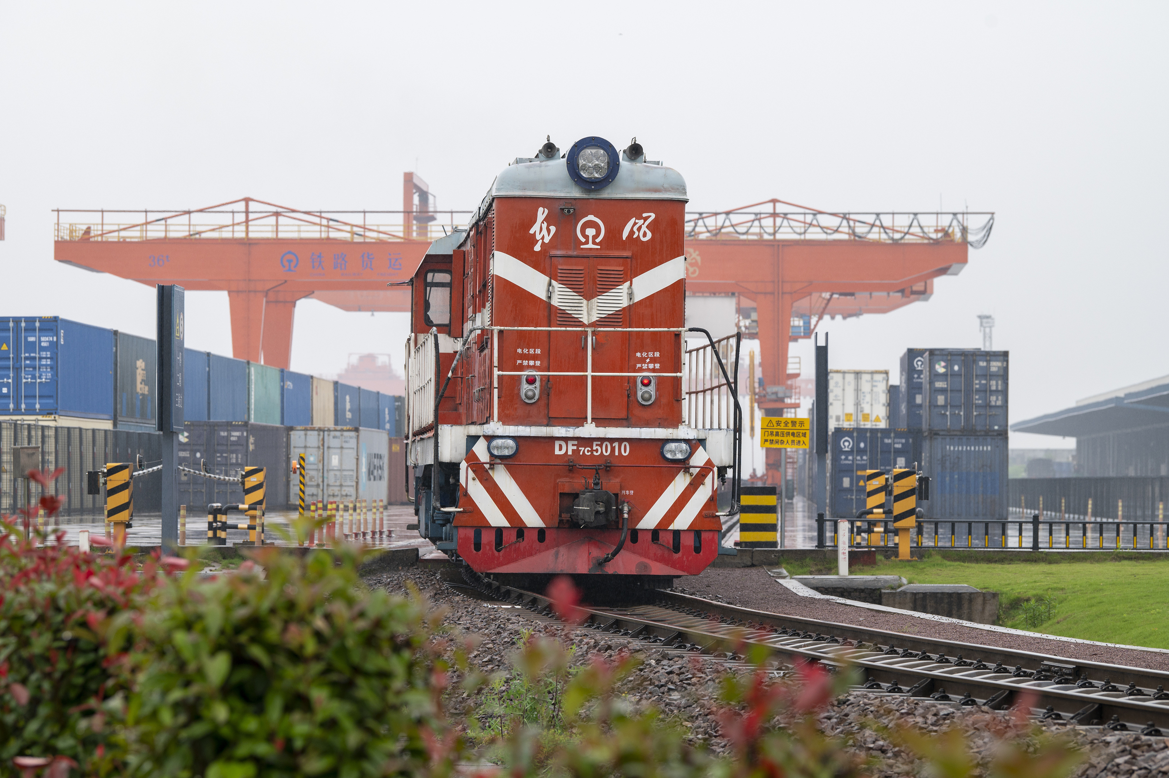 2024年5月5日，“五一”假期最后一天。在浙江省金華市金東區(qū)鐵路金華南站，一列滿載110標箱的中歐班列緩緩啟程駛往匈牙利。
