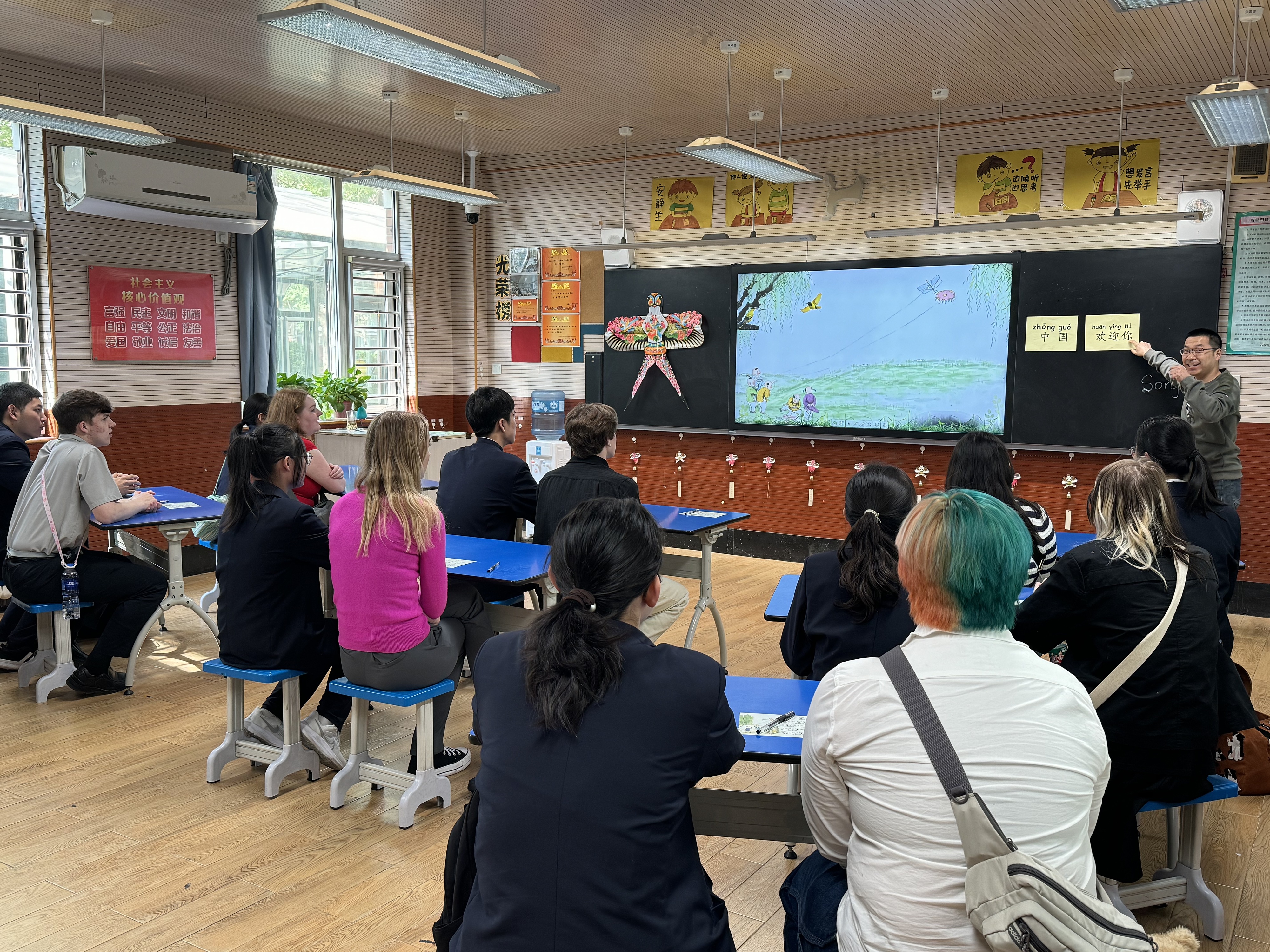 2024年4月20日，美國艾奧瓦州馬斯卡廷高中“友誼傳承”研學團來到石家莊外國語學校，中美學生同上一節(jié)中文課。