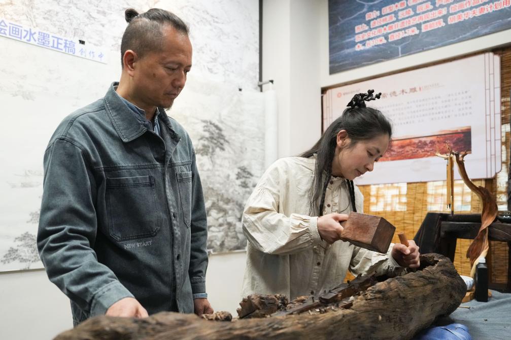 潘能輝和妻子胡美華在湖南常德河街展示木雕。新華社記者 薛宇舸 攝