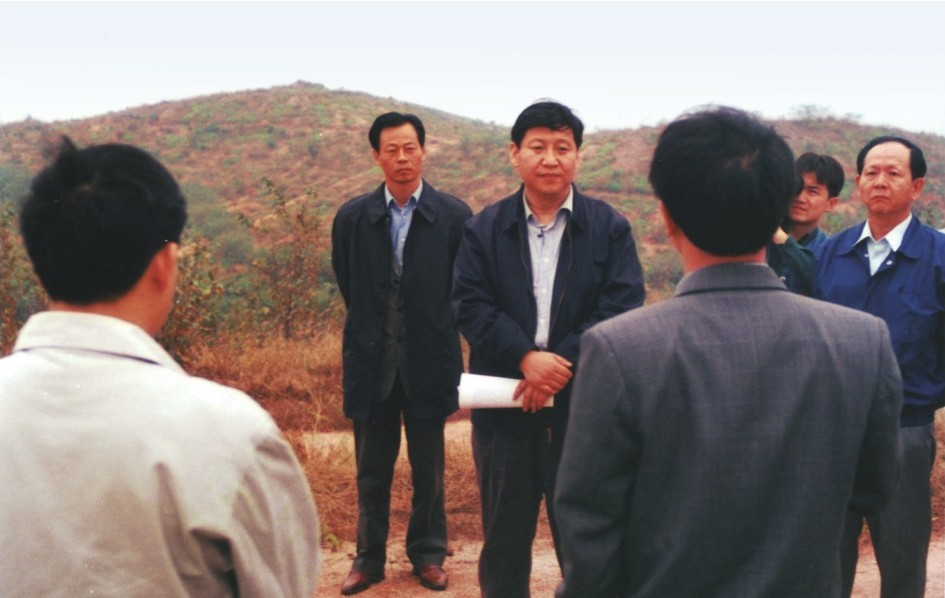 1999年11月，習(xí)近平在龍巖市長汀縣河田水土流失治理區(qū)調(diào)研。圖源：《習(xí)近平在福建（下）》