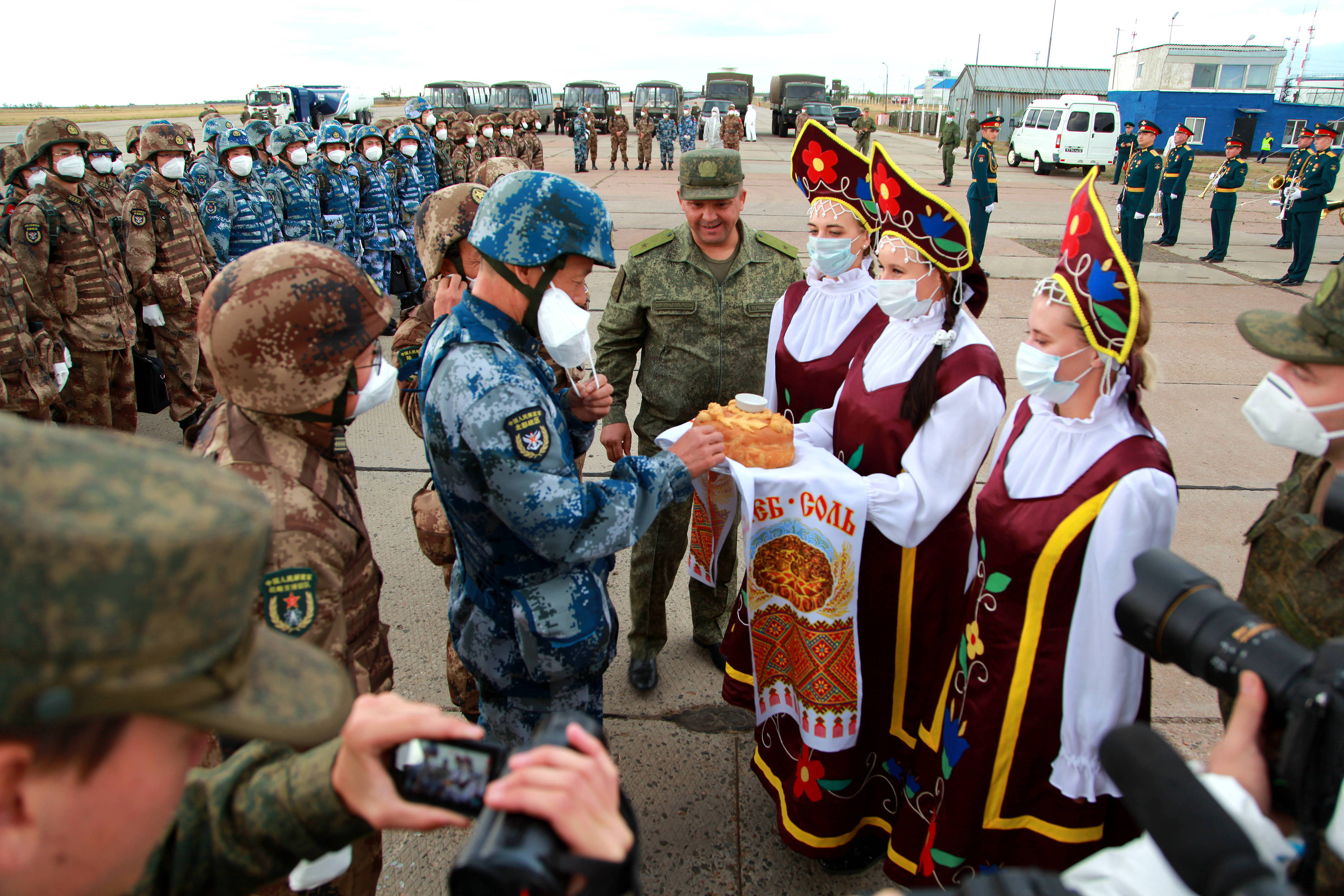 當(dāng)?shù)貢r間2021年9月10日，跨境參加“和平使命-2021”上海合作組織成員國聯(lián)合反恐軍演的中方部隊導(dǎo)演部抵達(dá)俄羅斯奧倫堡“東古茲”靶場演習(xí)地域。圖為俄方人員為中方人員舉行歡迎儀式。