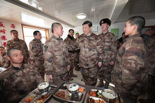 2014年1月26日中午，習(xí)近平來到連隊(duì)食堂，同戰(zhàn)士們一起用餐。新華社記者 李剛 攝