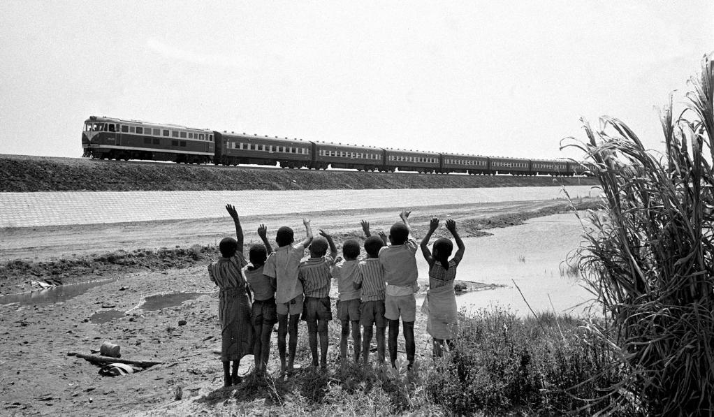贊比亞魯西瓦西湖畔的少年兒童歡迎坦贊鐵路的列車通到他們的家鄉(xiāng)（1976年攝）。